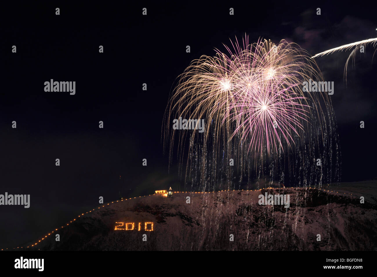 Feuerwerk von einem Berg mit Blick auf die Stadt Tromsö in Nord-Norwegen  auf Silvester Stockfotografie - Alamy