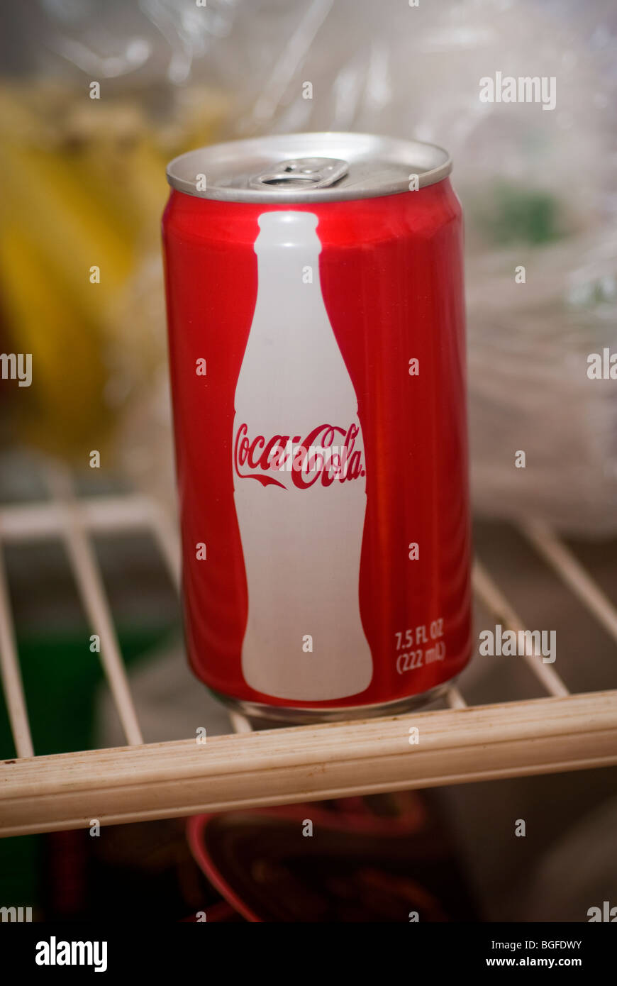 Dosen Cocacola In Kühlschrank Stockfoto und mehr Bilder von