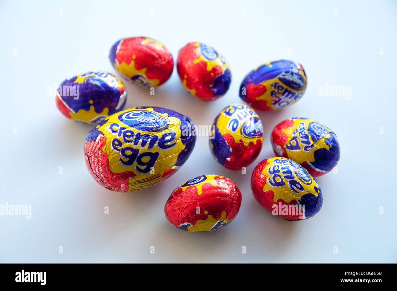 Cadbury Creme Eiern.  Eine größere Eizelle umgeben von mehreren kleineren.  (Tiefenschärfe) Stockfoto