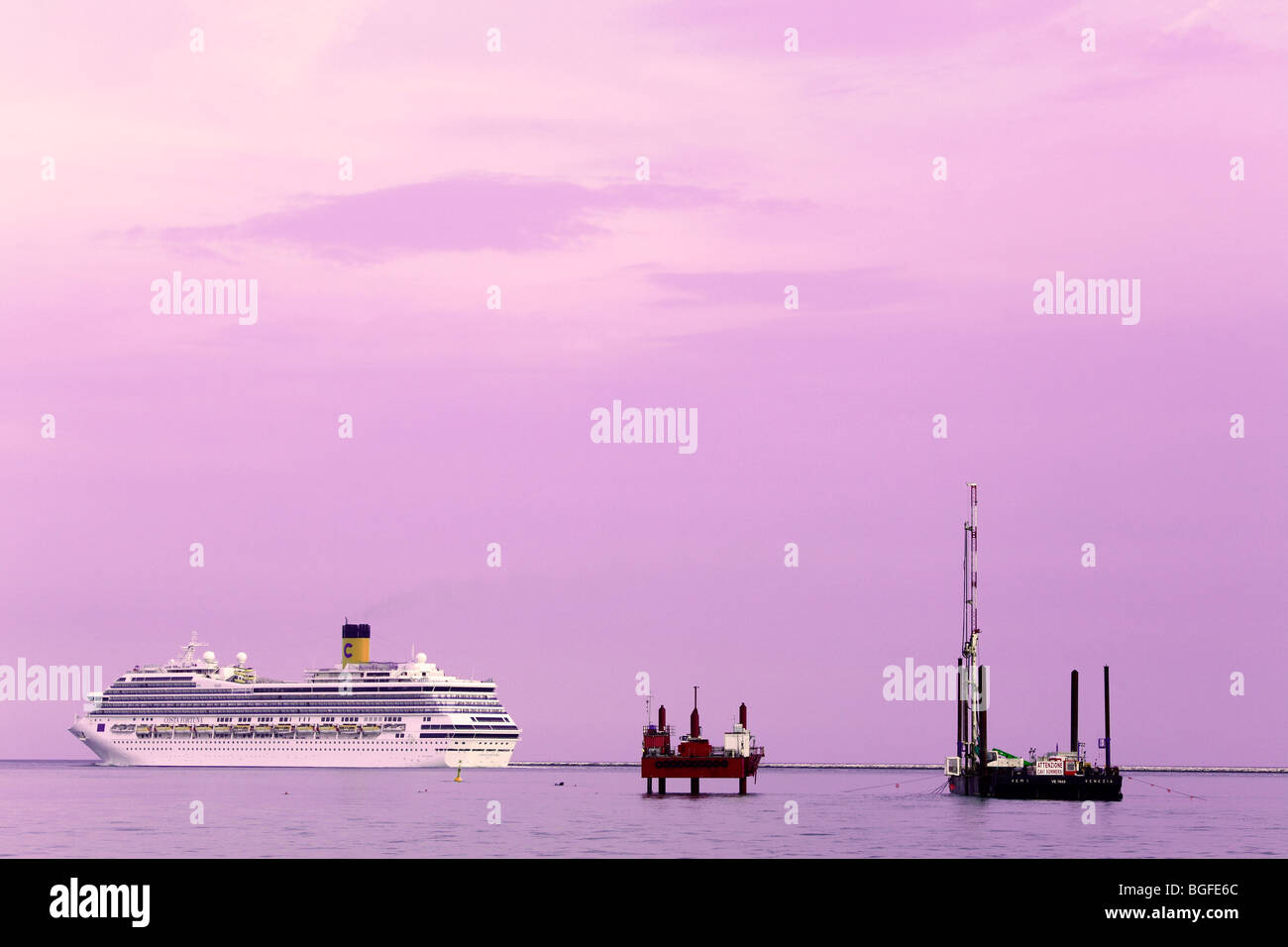 Kreuzfahrtschiff im Mittelmeer, Venedig, Veneto, Italien Stockfoto