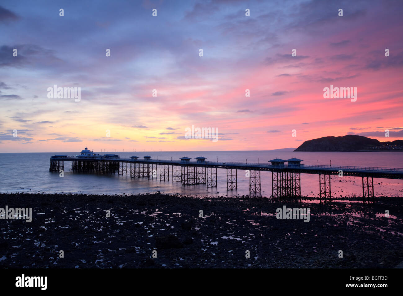 Llandudno Pier am roten Himmel des Sonnenaufgangs. Stockfoto
