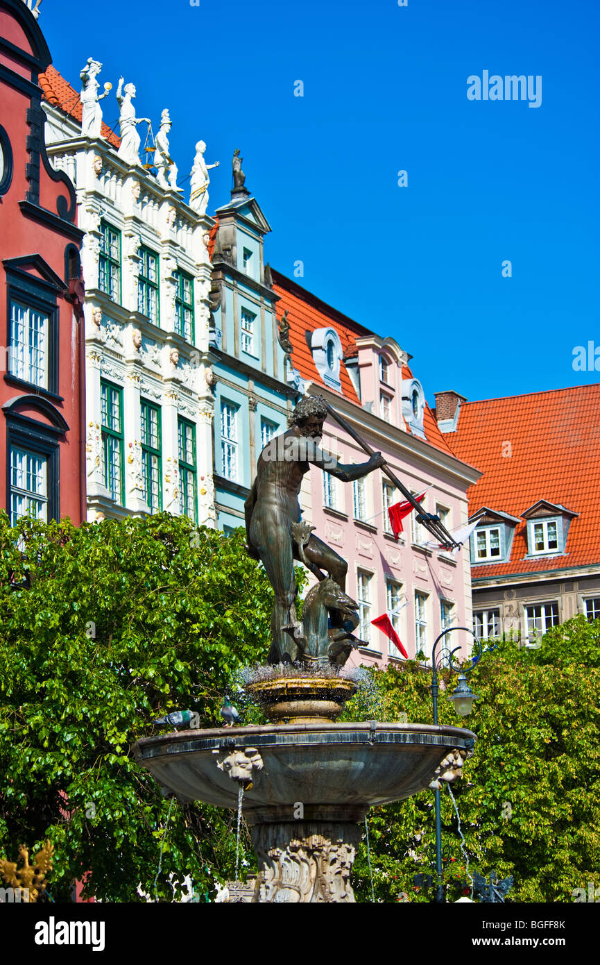 Neptun-Brunnen, Fassaden und Giebel der Kaufmannshäuser in der historischen Altstadt von Danzig, Polen | Neptun-Brunnen, Danzig, Polen Stockfoto
