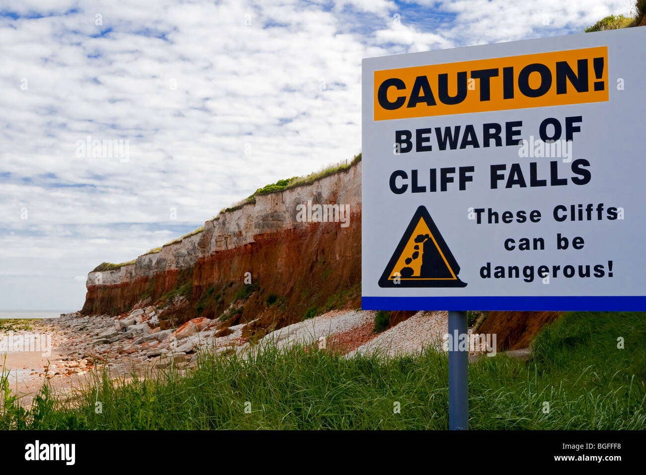 Warnschild neben Klippen am Strand von Hunstanton in Nord-West Norfolk England UK wo Küstenerosion Rock schafft fällt Stockfoto