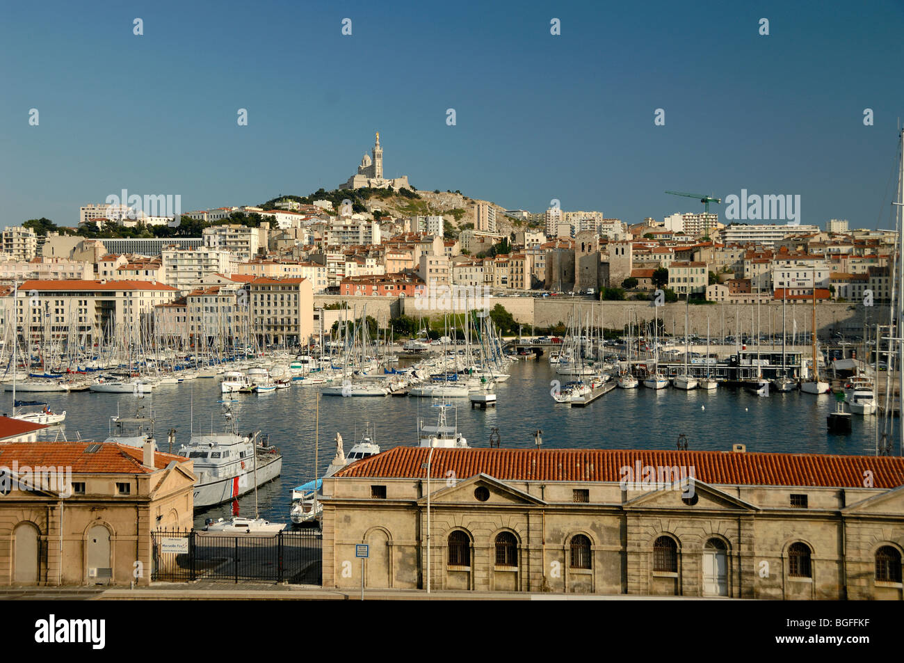 Skyline, Panorama oder Panoramablick über den Vieux Port, den alten Hafen, Hafen oder Hafen, Marseille oder Marseille, Provence, Frankreich Stockfoto