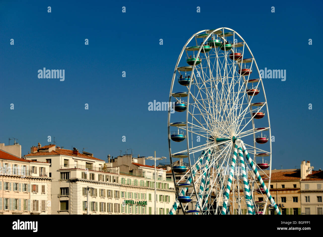 Riesenrad- oder Riesenrad-Vergnügungsfahrt auf dem Quai des Belges, altem Hafen, Vieux Port, Hafen oder Hafen, Marseille oder Marseille, Provence, Frankreich Stockfoto