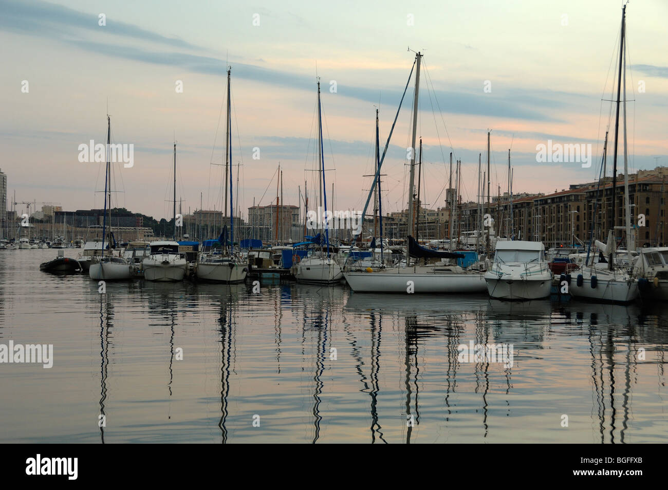 Dämmerung und Yachten spiegeln sich im Alten Hafen, Vieux Port, Hafen oder Hafen, Marseille oder Marseille, Bouches-du-Rhône, Provence, Frankreich Stockfoto