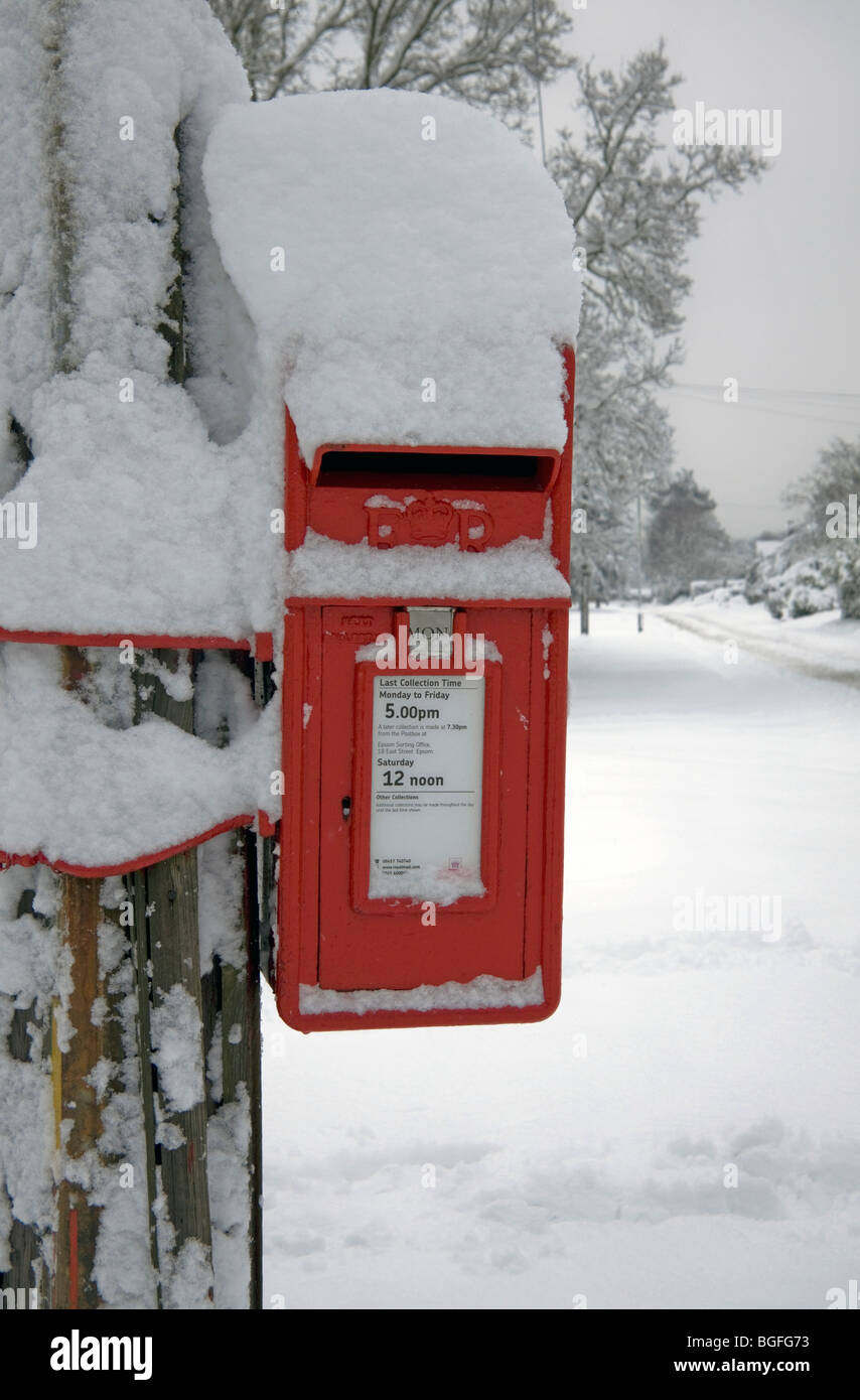 Roten Briefkasten neben Straße blockiert durch Schnee in Ashtead, Surrey Stockfoto