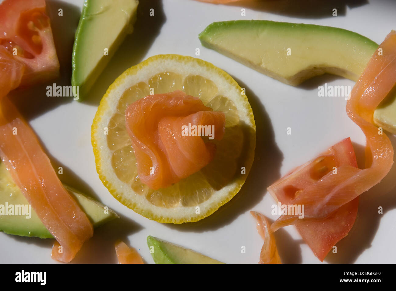 Avocado und Lachs Salat Stockfoto