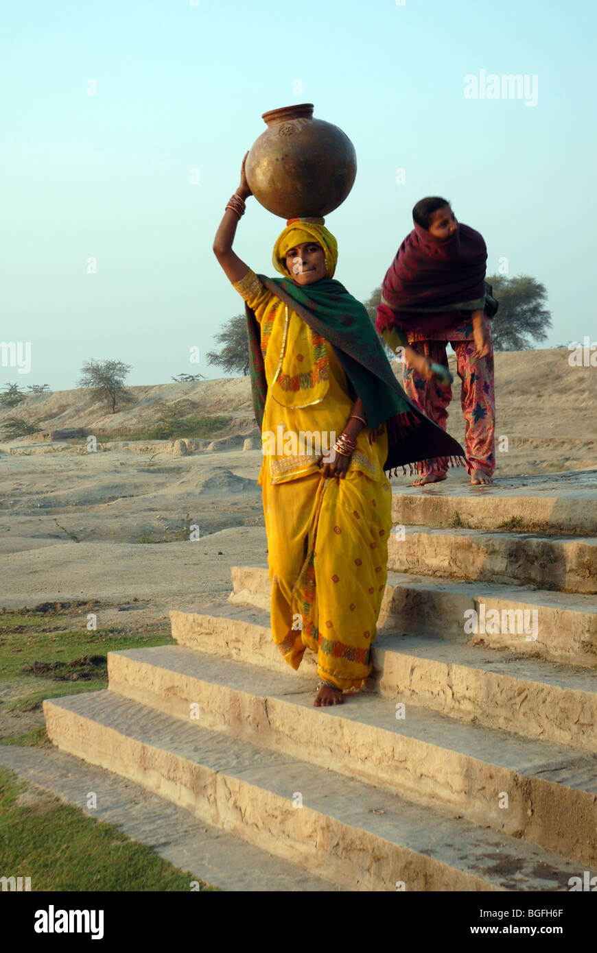 2 JD Rajasthan immer Wasser aus dem Dorf auch in der Wüste Stockfoto