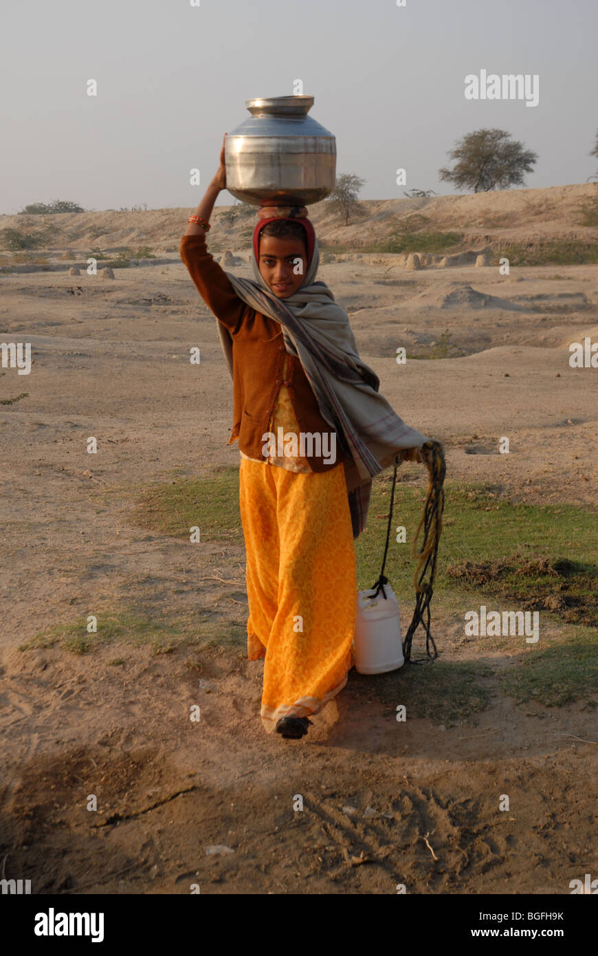 Rajasthani-Mädchen, das Wasser vom Dorf gut Stockfoto