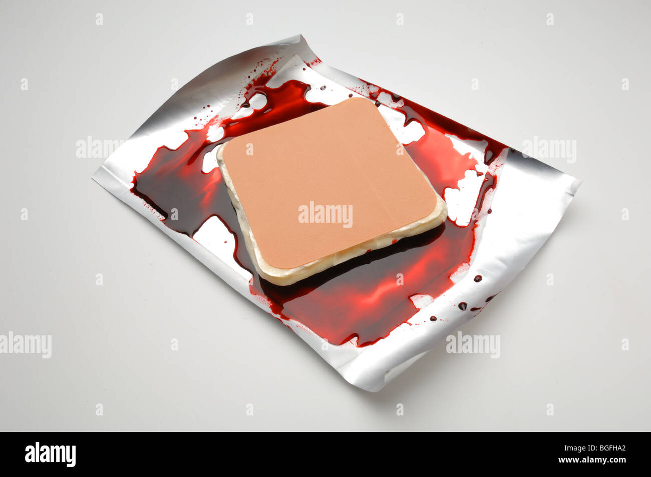 Eine medizinische Bandage auf einer Folienverpackung mit roten Blutkörperchen Stockfoto