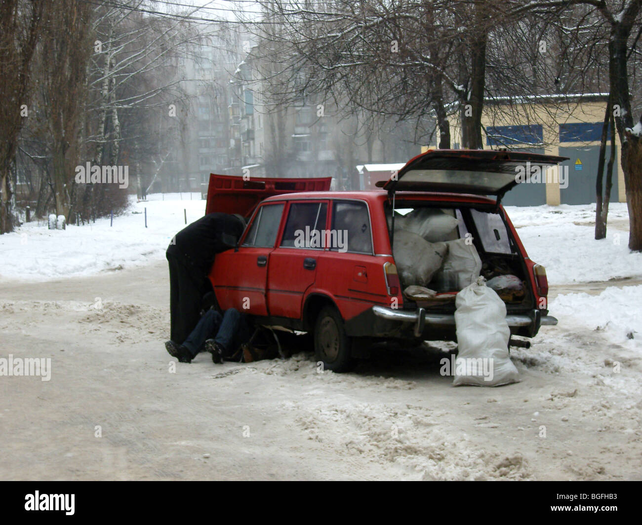 Winter Aufschlüsselung des Autos voll gestapelt, Russland Stockfoto