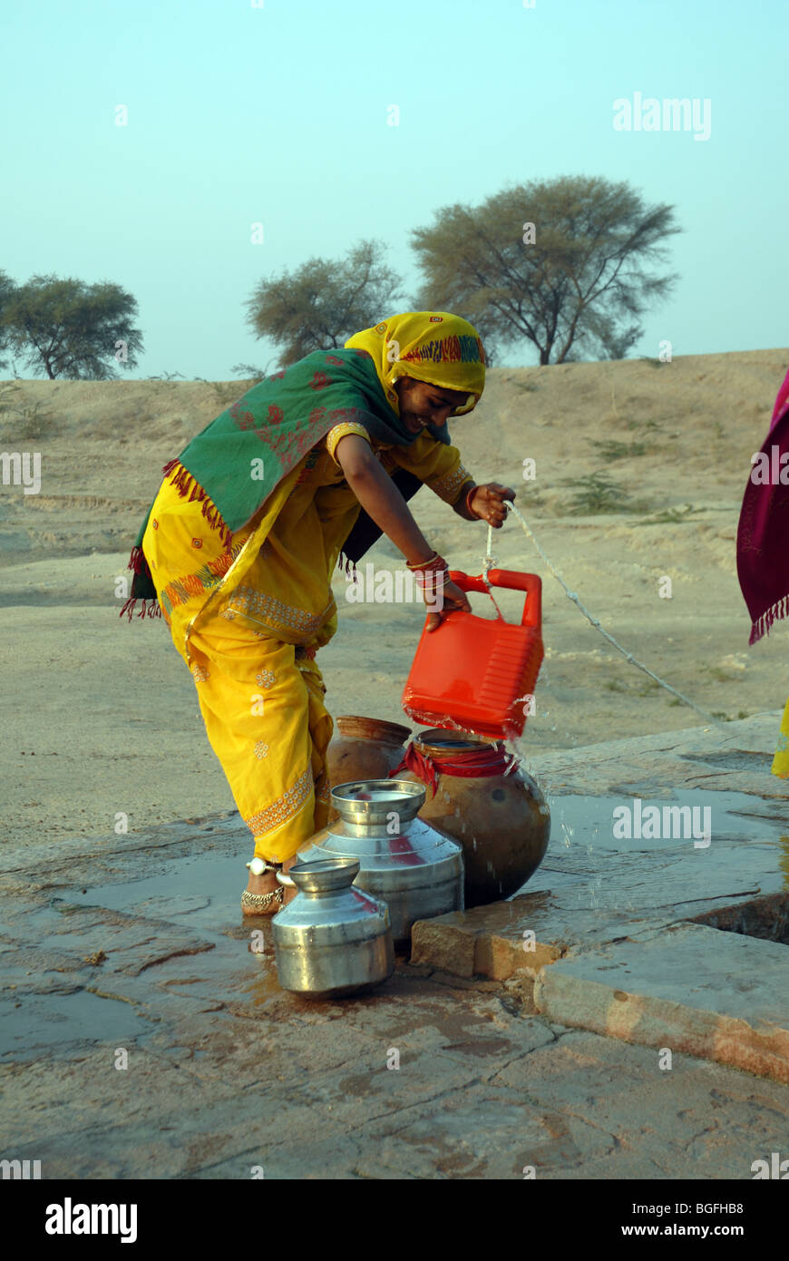 Rajasthan Frauen immer Wasser aus Brunnen Stockfoto