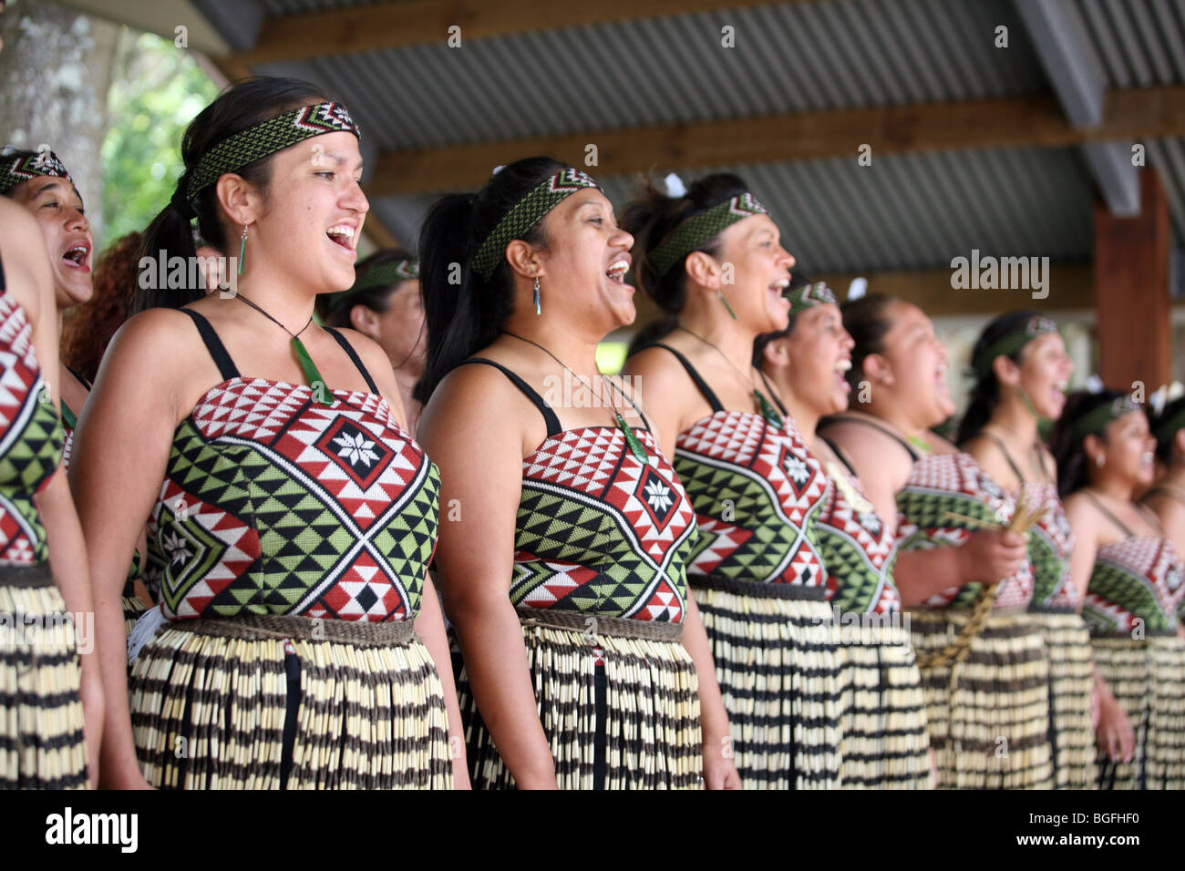 Polynesischen Maori-Kultur-Gruppe (Ngaru Kaha) aus Whangarei, tanzen ein Kapa Haka während Waitangi Day Feierlichkeiten in Waitangi Stockfoto