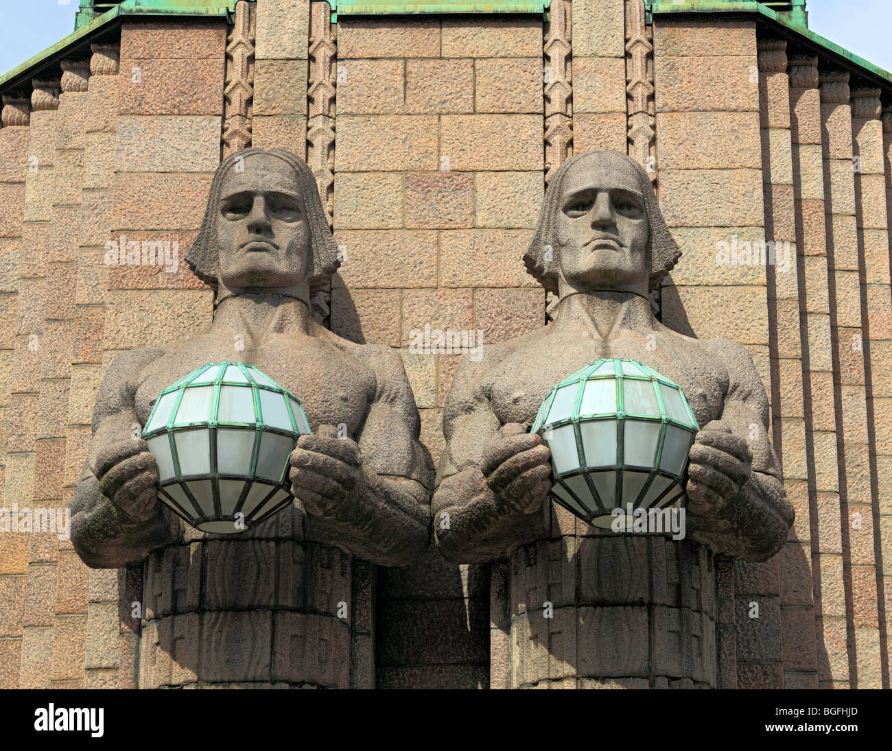 Granitstatuen am Helsinki Hauptbahnhof, Helsinki, Finnland Stockfoto