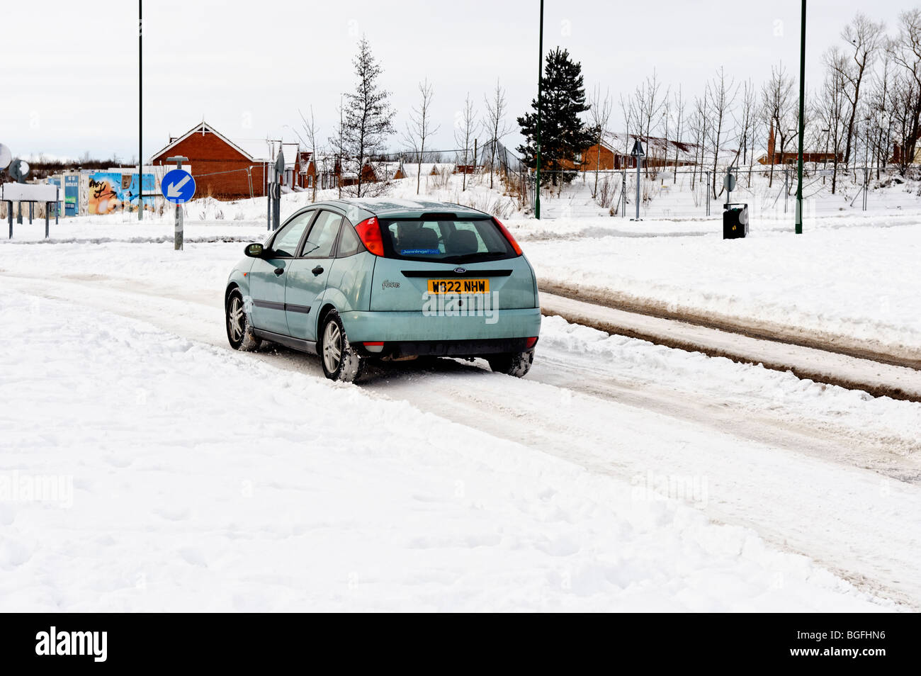 Winter fahrendes Auto im Schnee auf einer städtischen Straße fahren Stockfoto