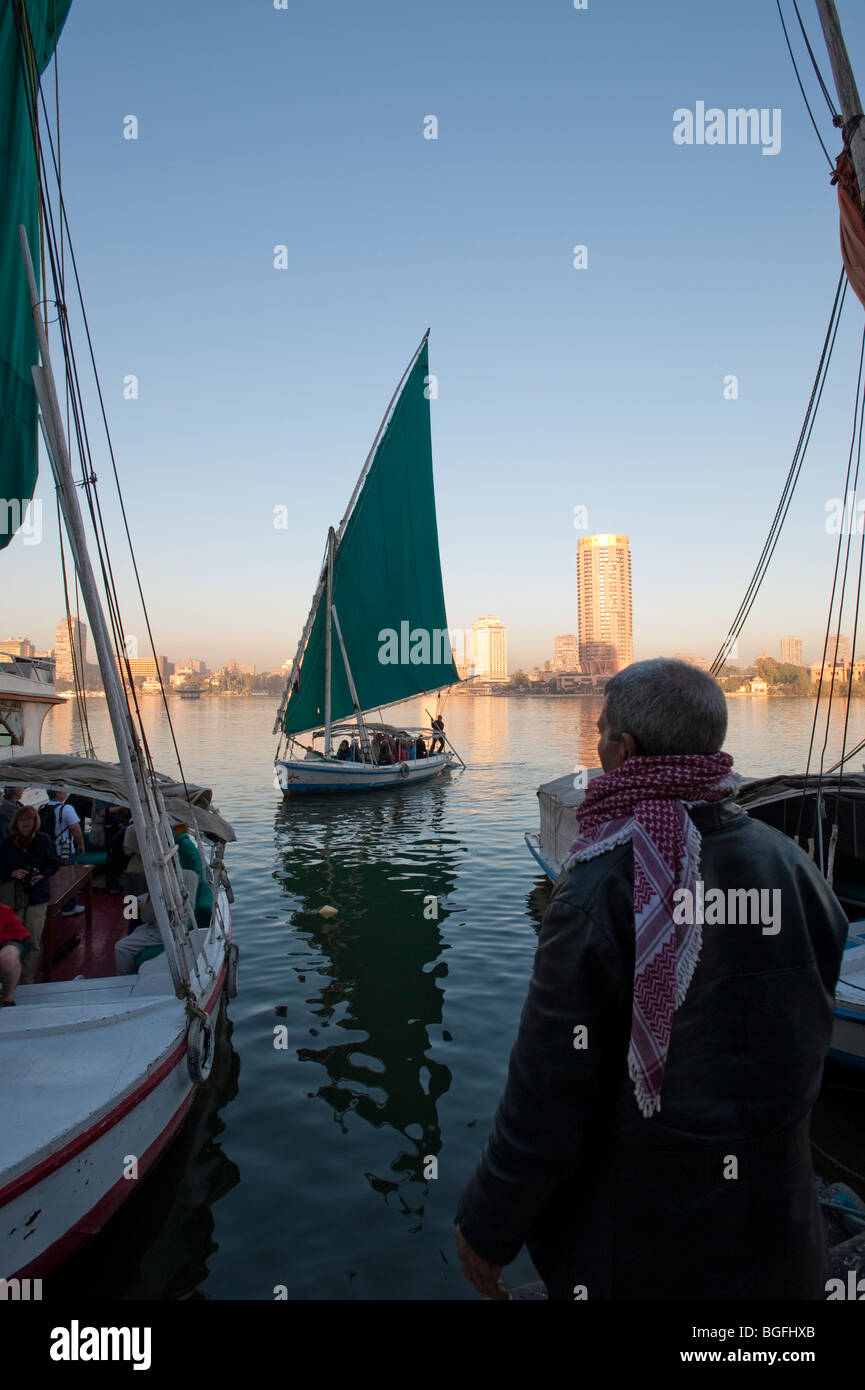 Am frühen Morgen Feluke Bootsfahrt auf dem Nil in Kairo, Ägypten, Afrika. Stockfoto