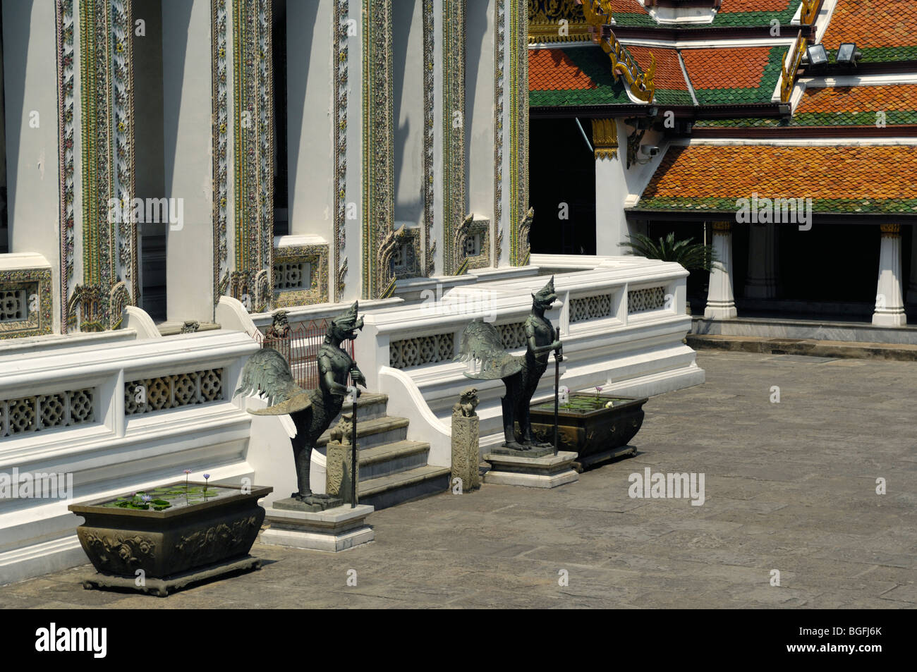 Paar von Nok Tantima (Tantima Vögel) Bewachung der Viharn Yod, Phra Nakhon, Grand Palace, Bangkok, Thailand Stockfoto