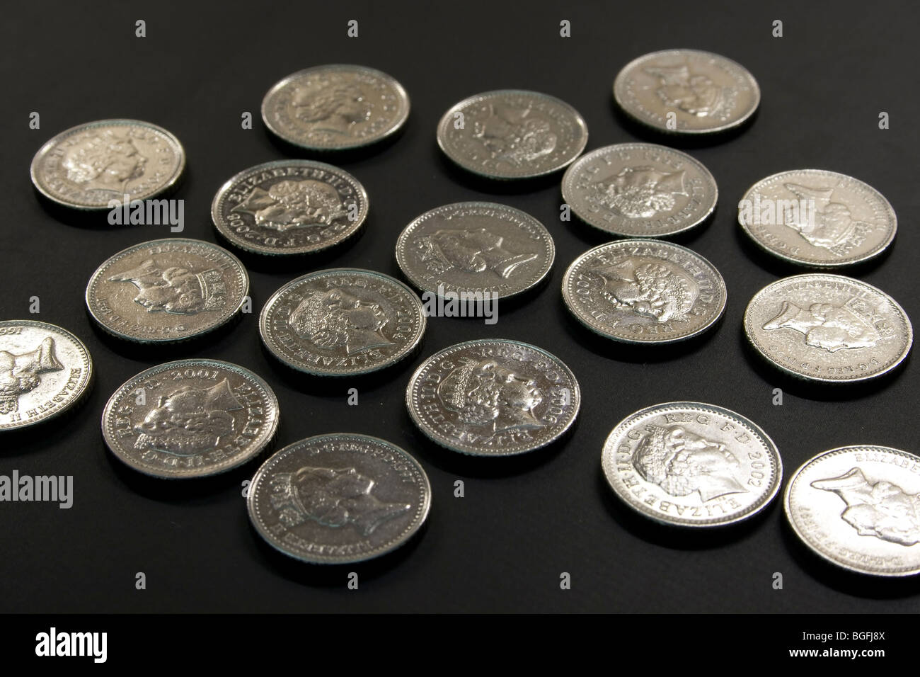 Schließen Sie fünf Pence-Stücke auf Leder angesehen Stockfoto