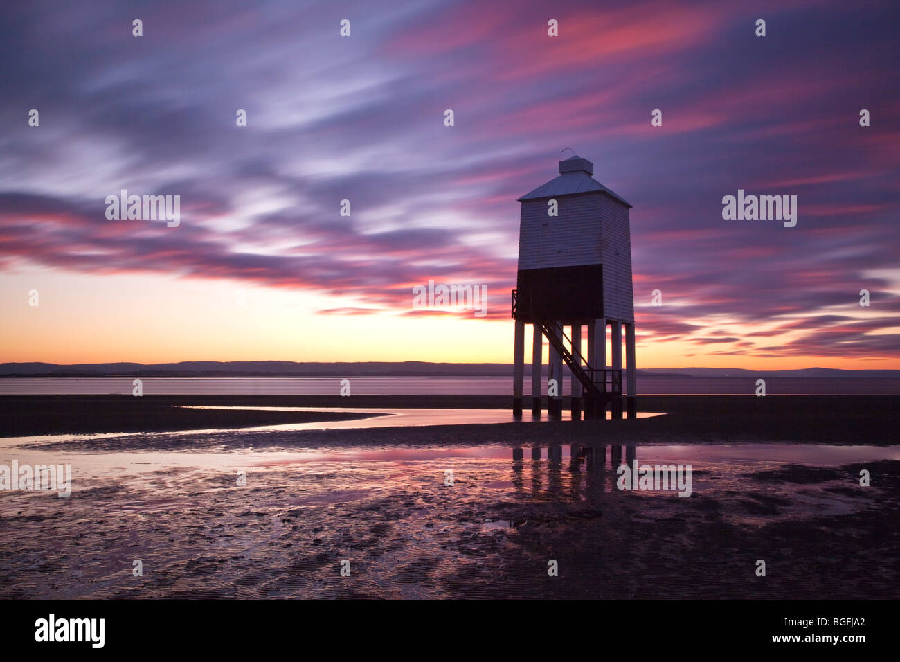 Alte hölzerne Leuchtturm am Burnham-on-Sea stehen 10m hoch auf Stelzen, mit der Flut zu bewältigen. Stockfoto