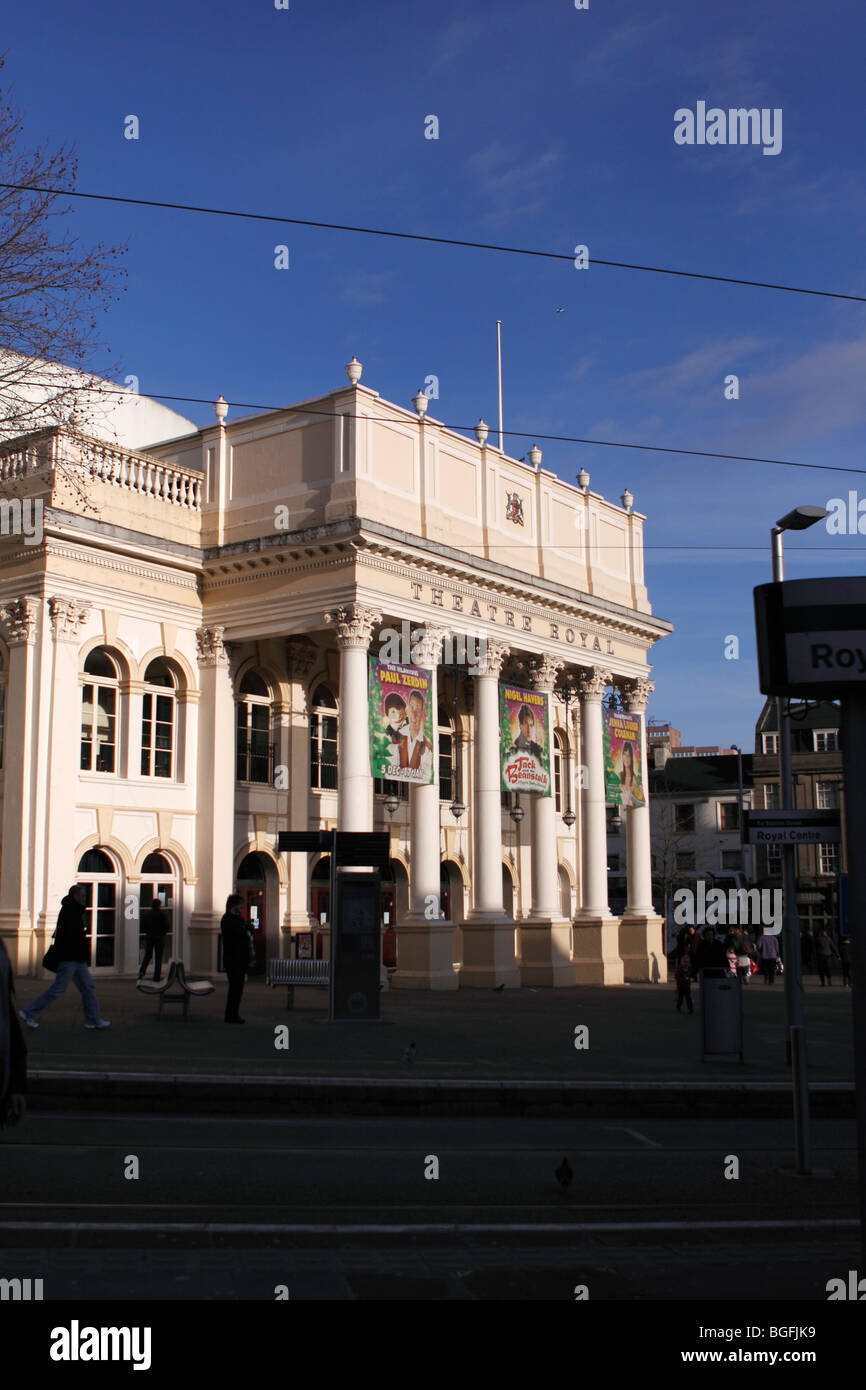 Theatre Royal in Nottingham, abgeschlossen im Jahre 1865 zu einem Preis von £15.000. Die klassische Fassade und korinthischen Säulen von Charles J. Phipps entworfen. 6. Oktober 1952 erzielt das Theater Geschichte mit der Uraufführung von The Mousetrap (im Rahmen einer Pre-West End Tour). Das Spiel ging auf an, die am längsten laufende Theater-Produktion in der Welt sein. Stockfoto