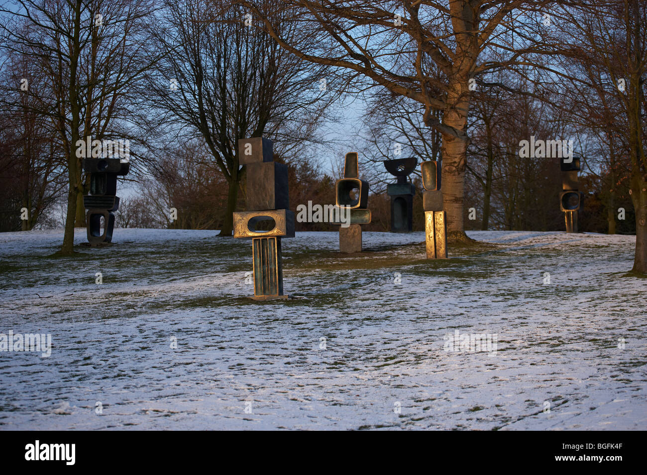 YORKSHIRE SCULPTURE PARK BARBARA HEPWORTH FAMILIE MANN WEST BRETTON WINTER SCHNEE Stockfoto