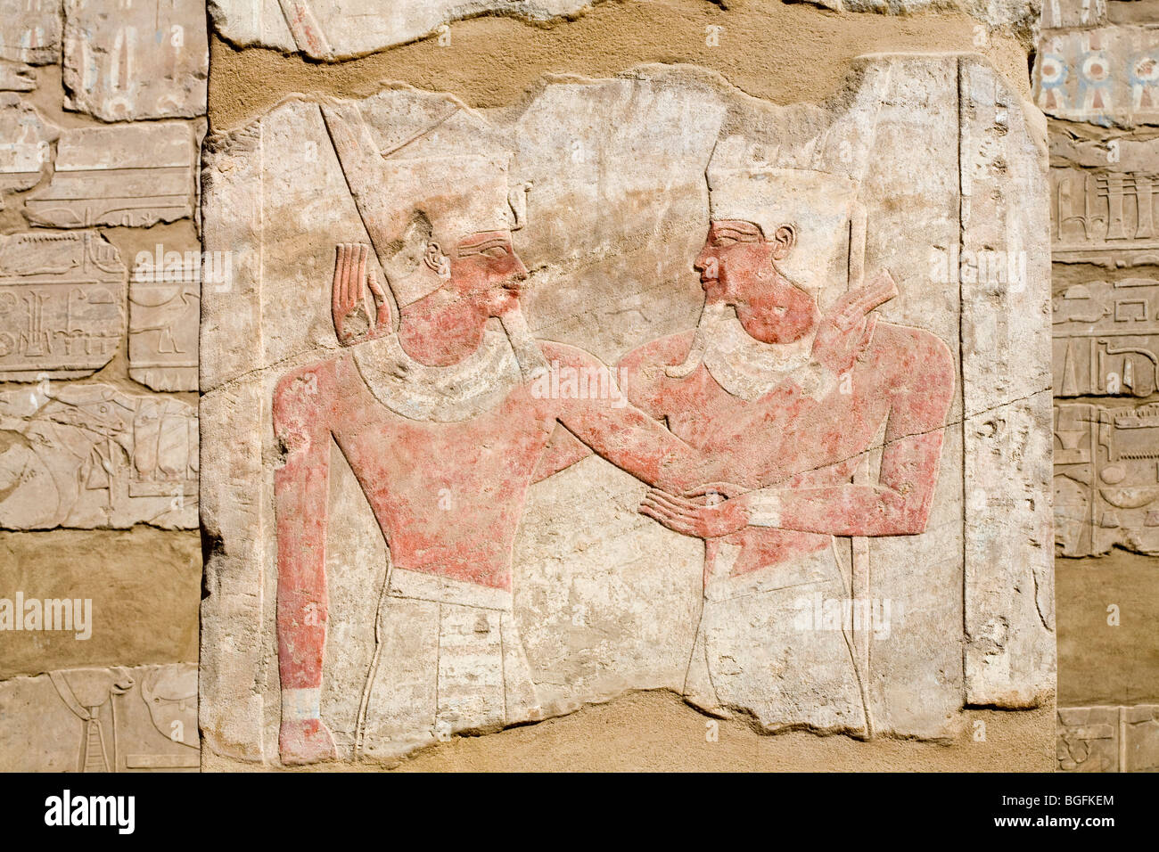 Bemalte Relief am Karnak-Tempel, Luxor, Ägypten Stockfoto