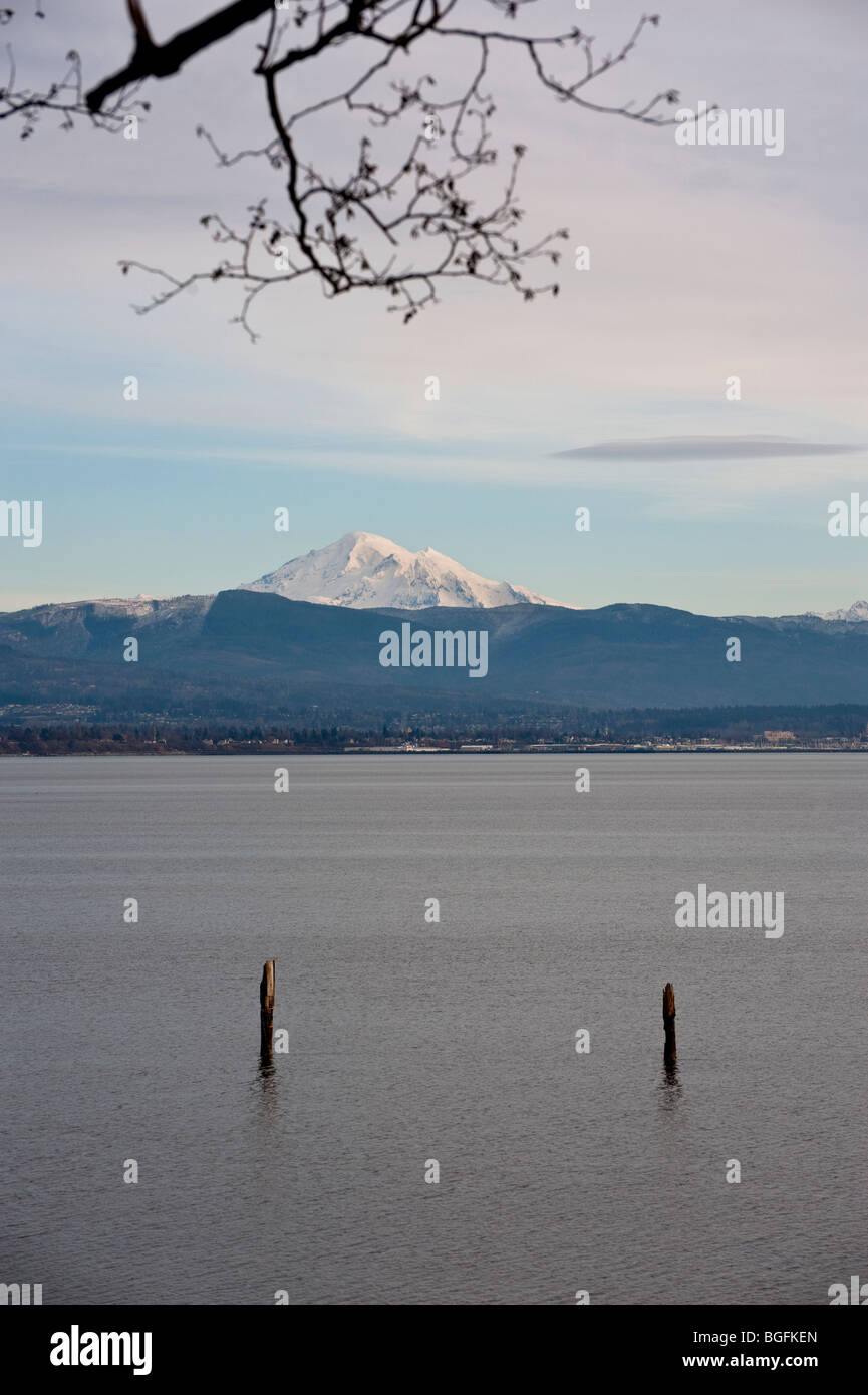 Dies ist ein Blick auf Mt. Baker in Bellingham Bay um die Stadt Bellingham, Washington, USA. Das Hotel liegt in der Puget Sound-Bereich. Stockfoto