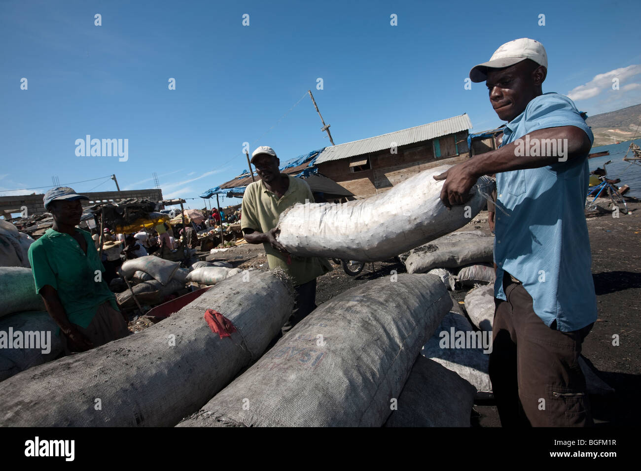 Junge dock Arbeiter laden Kohle im Hafen in Gonaives, Abteilung Artibonite, Haiti Stockfoto