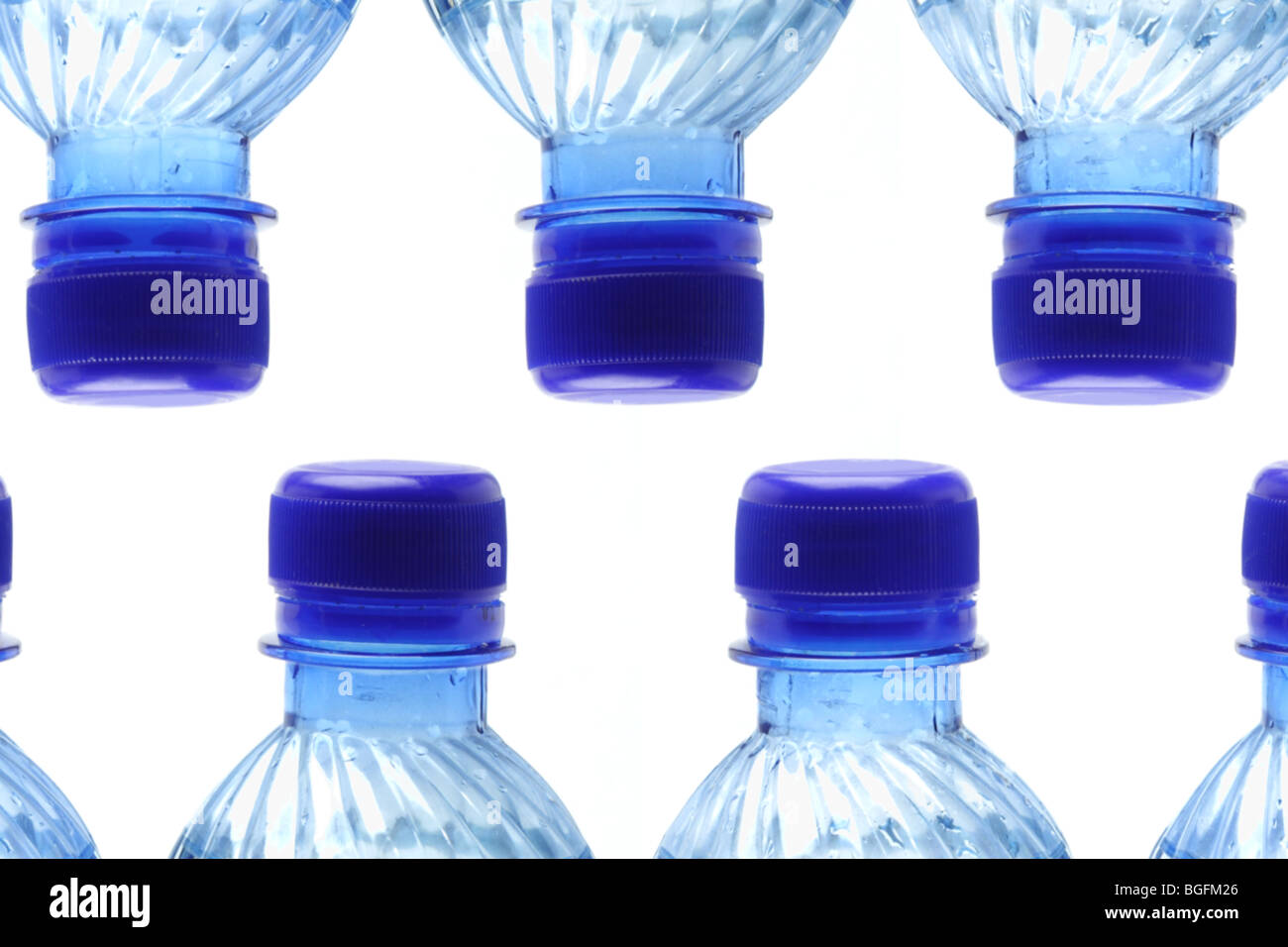 Erhöhten Blick auf Reihen von Mineralwasserflaschen auf weiß Stockfoto