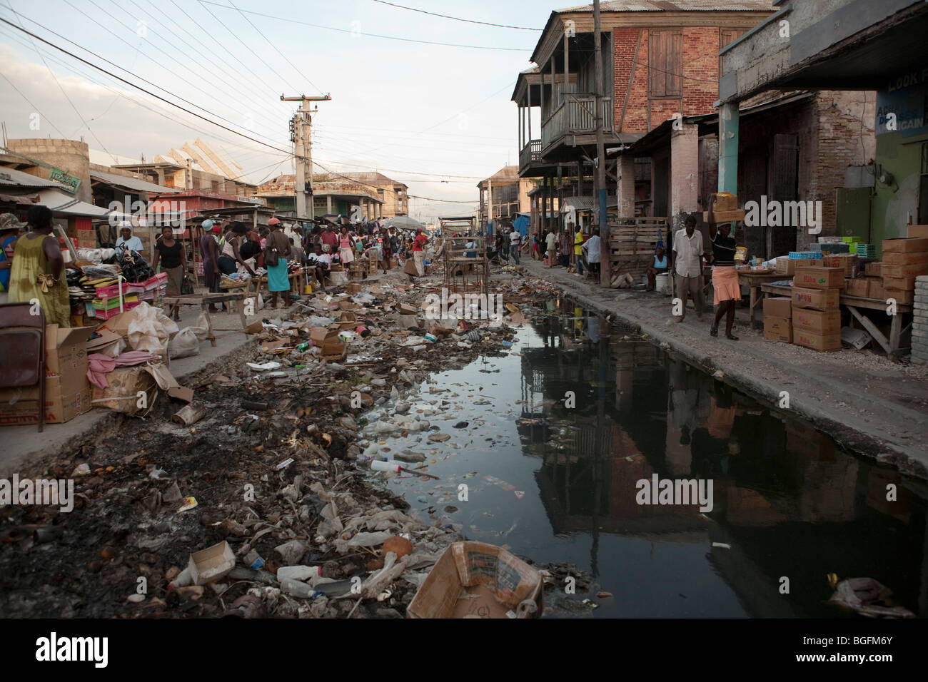 Straßenszene in Gonaives, Abteilung Artibonite, Haiti, zeigt eine unvollständige Entwässerungskanal mit Müll gefüllt. Stockfoto