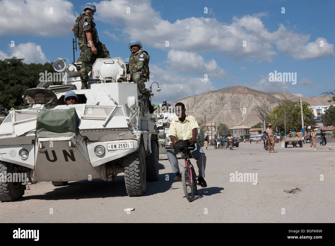 Straßenszenen, die UN-Soldaten in Gonaives, Abteilung Artibonite, Haiti Stockfoto