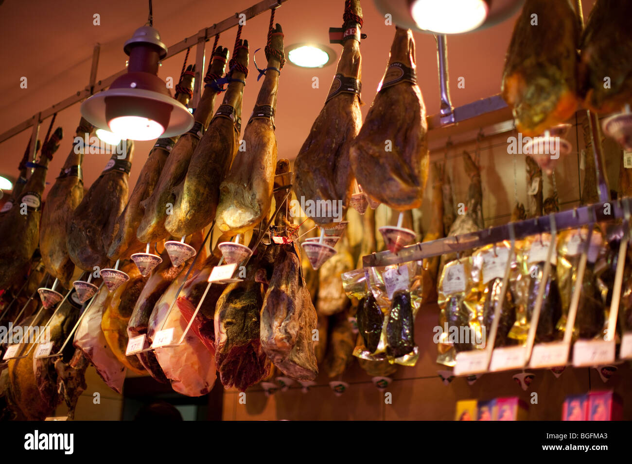 Fleisch hängen in einem Geschäft in Toledo, Spanien. Stockfoto