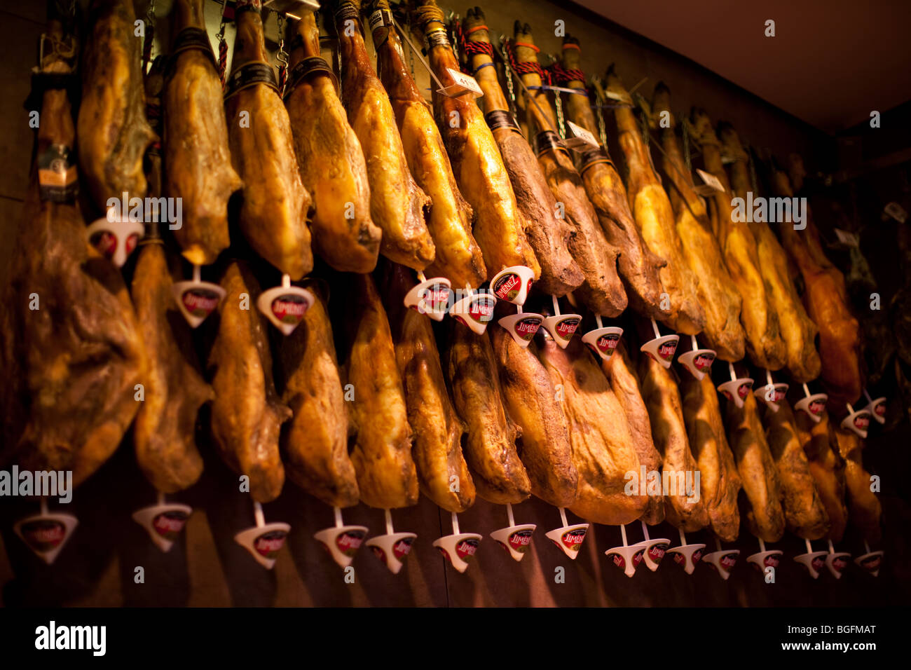 Ham-Shop in Ihrer Nähe Plaza de Zocodover in Toledo Spanien. Stockfoto