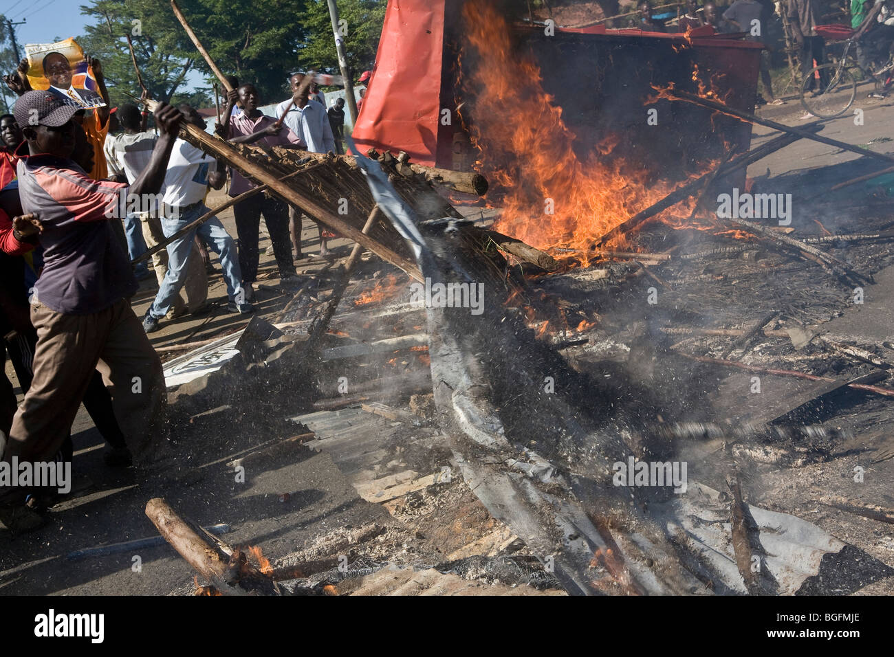 Randalierer und Plünderer in Kenia Gewalt nach den Wahlen, Kisumu, Kenia. Stockfoto