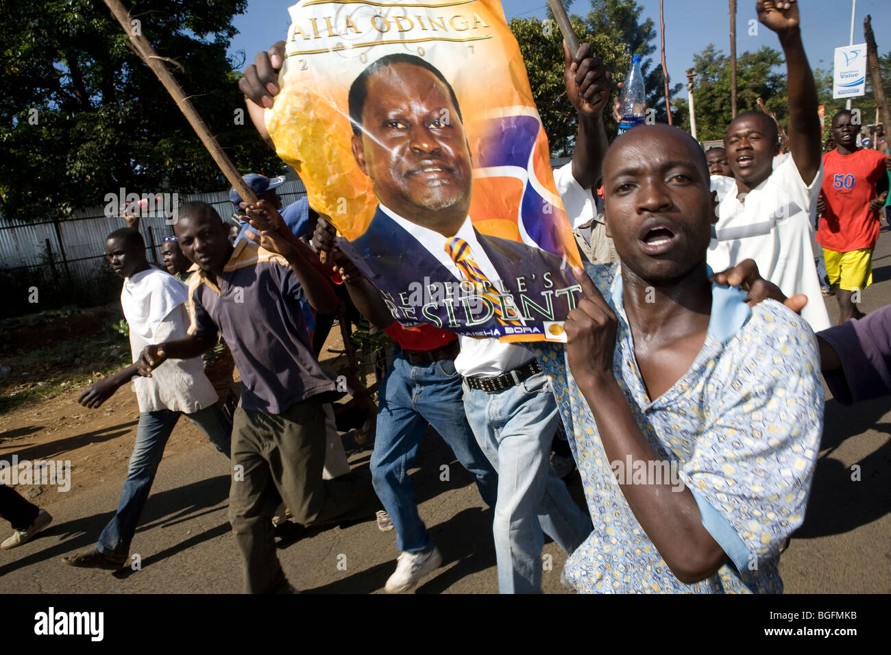 Ein Randalierer winkt ein Poster von Raila Odinga während Kenias Gewalt nach den Wahlen in Kisumu. Stockfoto