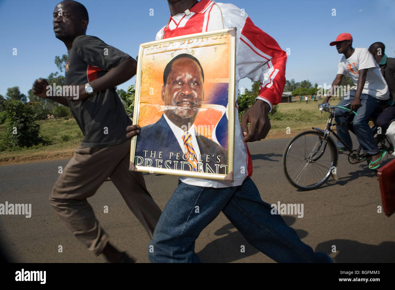 Ein Randalierer trägt ein Poster von Raila Odinga während Kenias Gewalt nach den Wahlen in Kisumu. Stockfoto