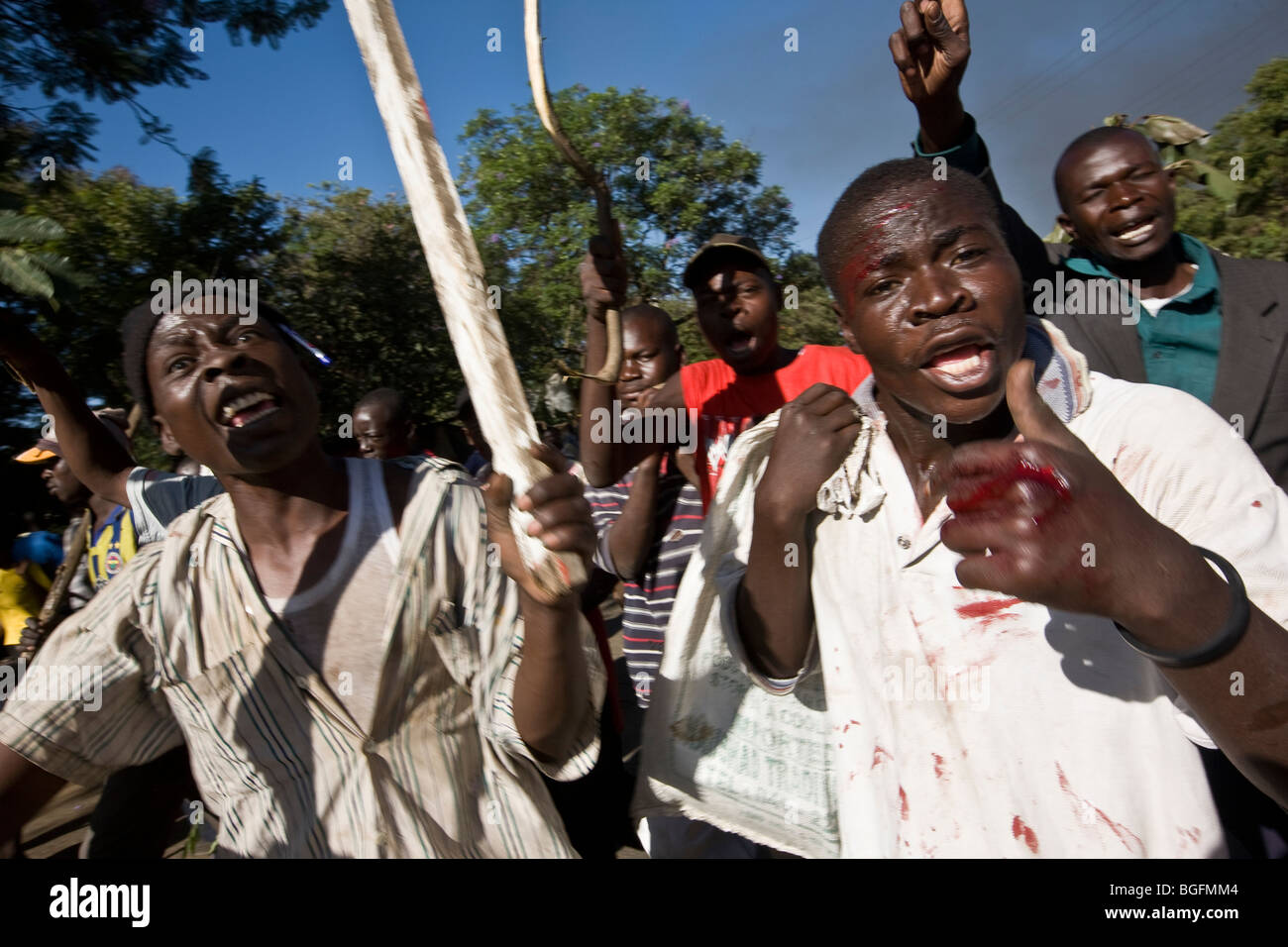 Randalierer und Plünderer in Kenia Gewalt nach den Wahlen, Kisumu, Kenia. Stockfoto
