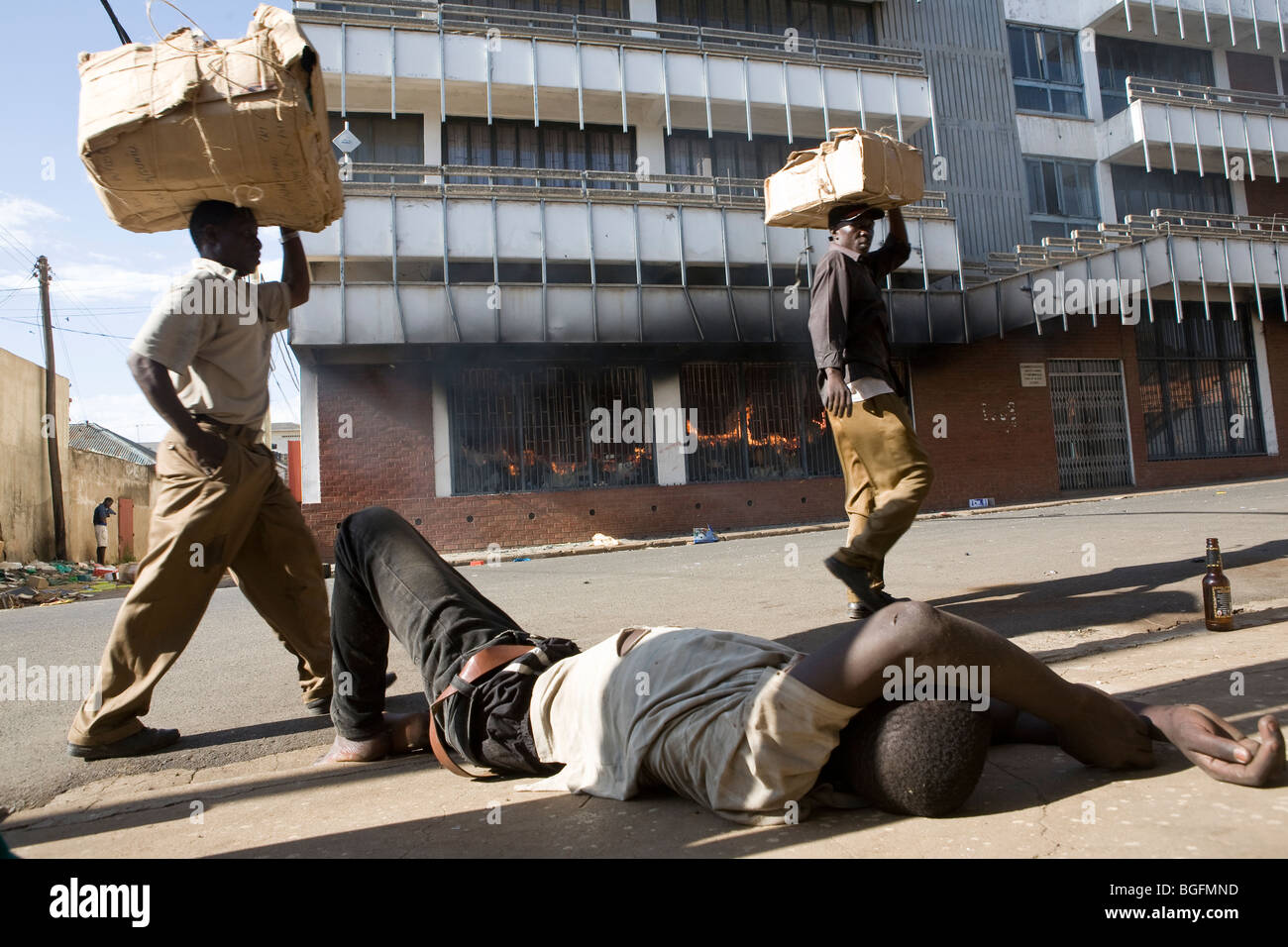 Plünderer und brennende Geschäfte in Kenia Gewalt nach den Wahlen, Kisumu, Kenia. Stockfoto