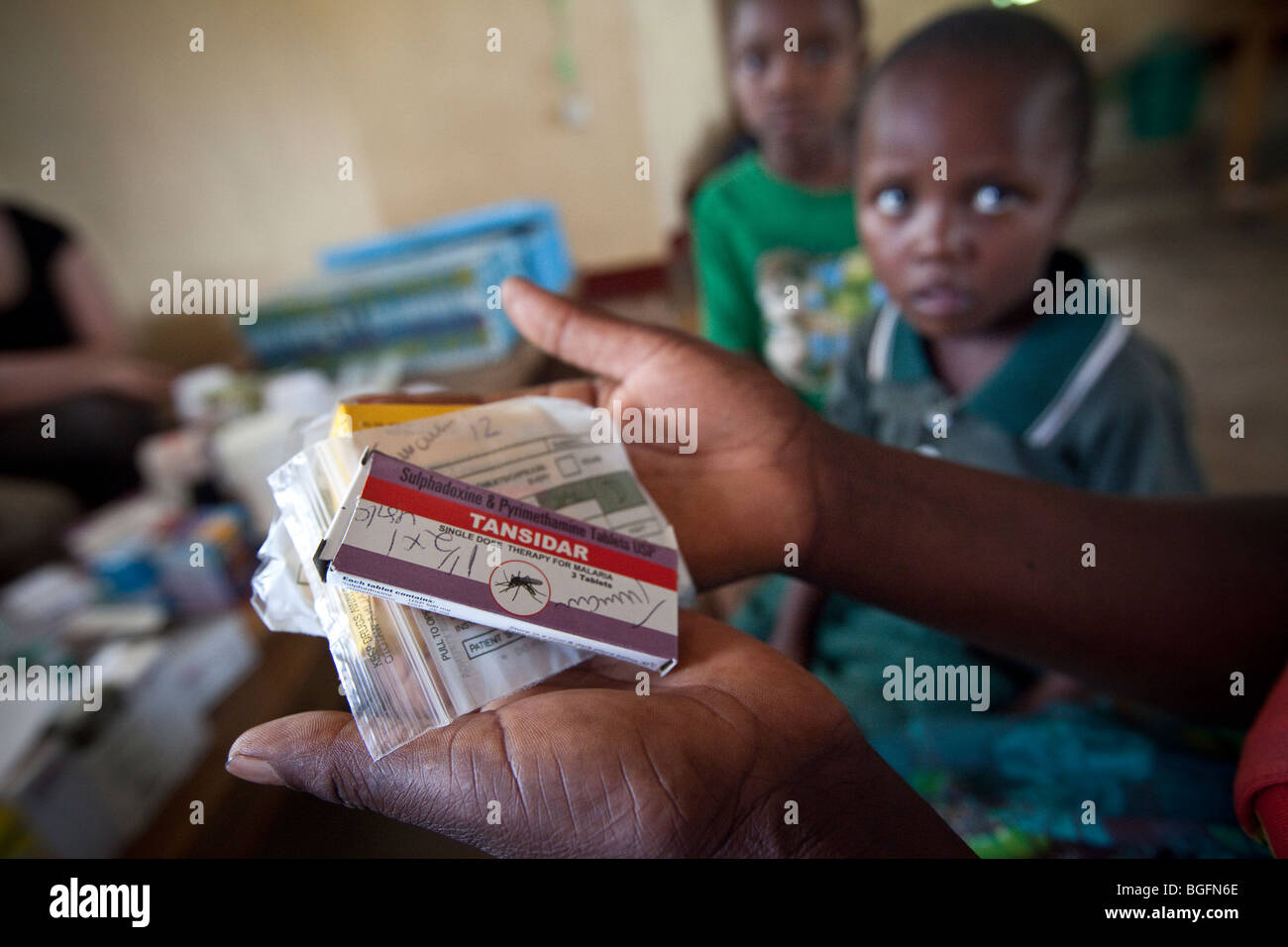 Anti-Malaria-Medikamente an eine medizinische Ambulanz, Chekereni Village, Tansania, Ostafrika. Stockfoto