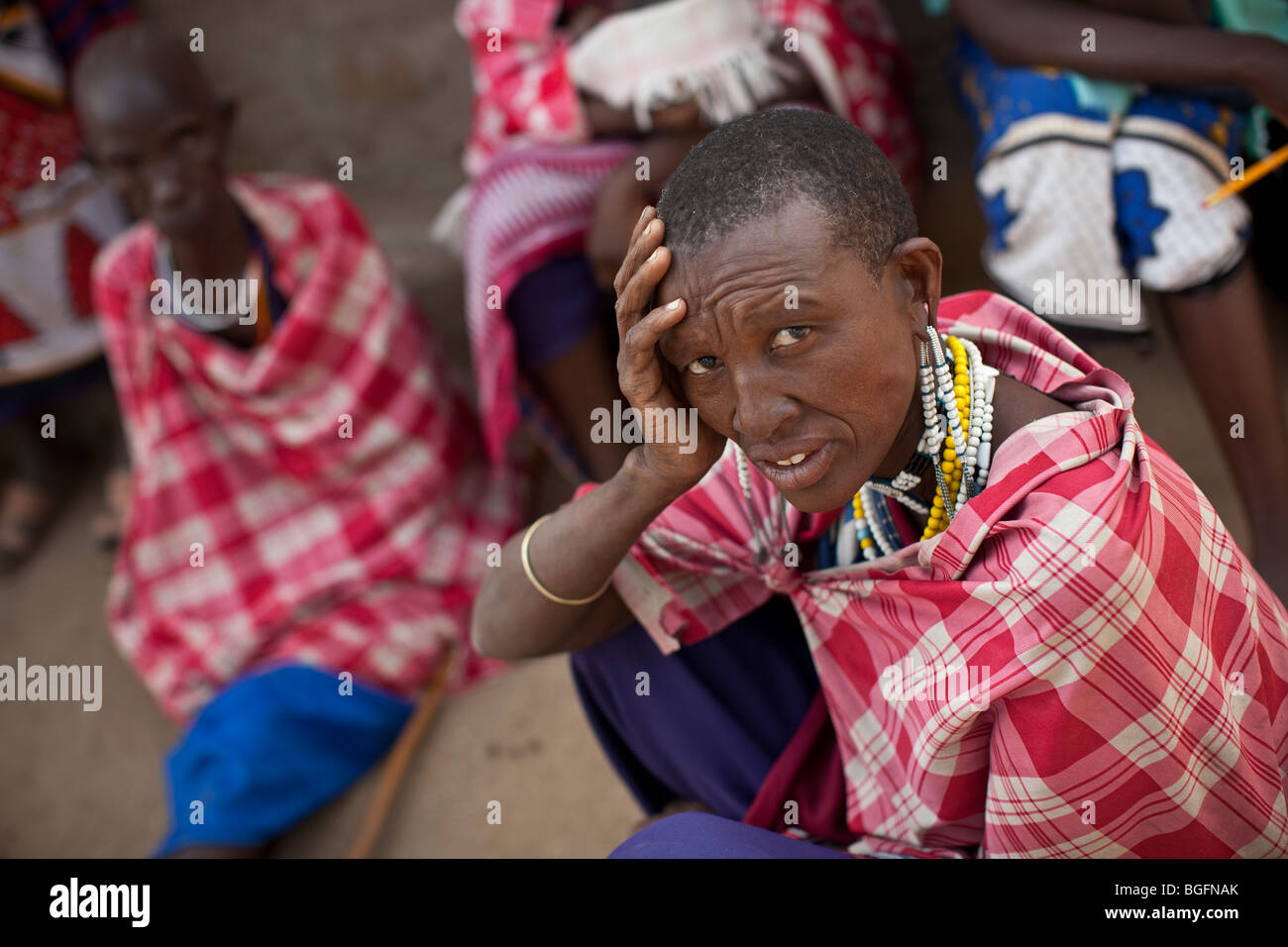 Eine Massai Frau an einer medizinischen Krankenstation in Tansania: Manyara Region, Simanjiro Bezirk Kilombero Dorf. Stockfoto