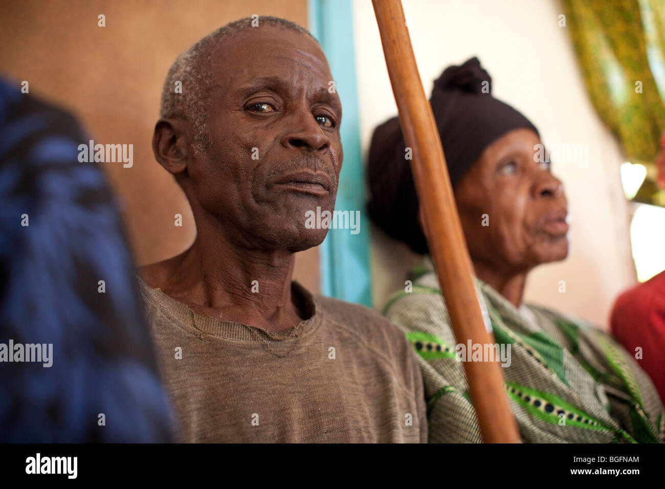 Ein älterer Mann an einer medizinischen Krankenstation in Tansania: Manyara Region, Simanjiro Bezirk Kilombero Dorf. Stockfoto
