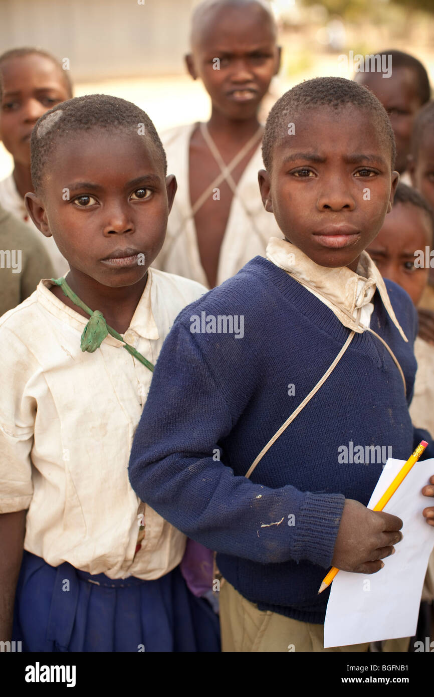 Kinder in Schuluniform, Tansania: Manyara Region, Simanjiro Bezirk Kilombero Dorf. Stockfoto