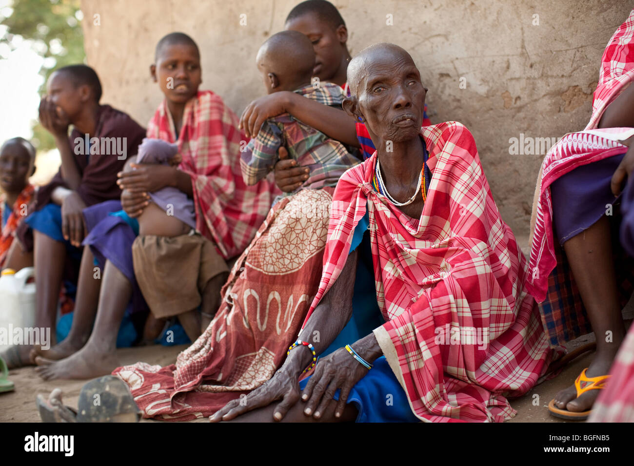 Eine ältere Frau Massai, auf einem Auge blind wartet in einer Klinik in Kilombero Dorf, Manyara Region, Tansania. Stockfoto