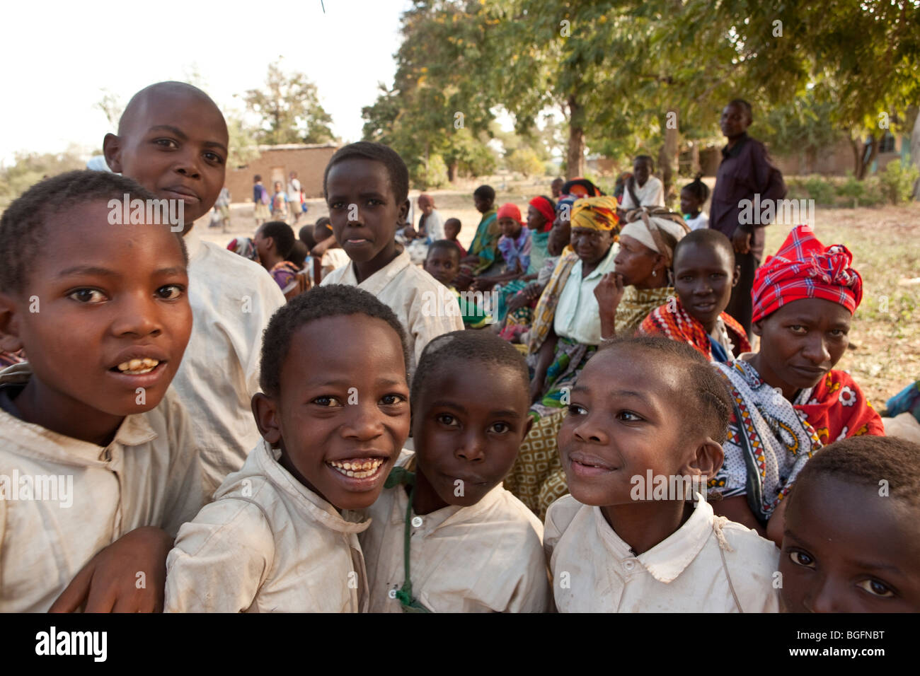 Kinder außerhalb einer Schule in Tansania: Manyara Region, Simanjiro Bezirk Kilombero Dorf. Stockfoto