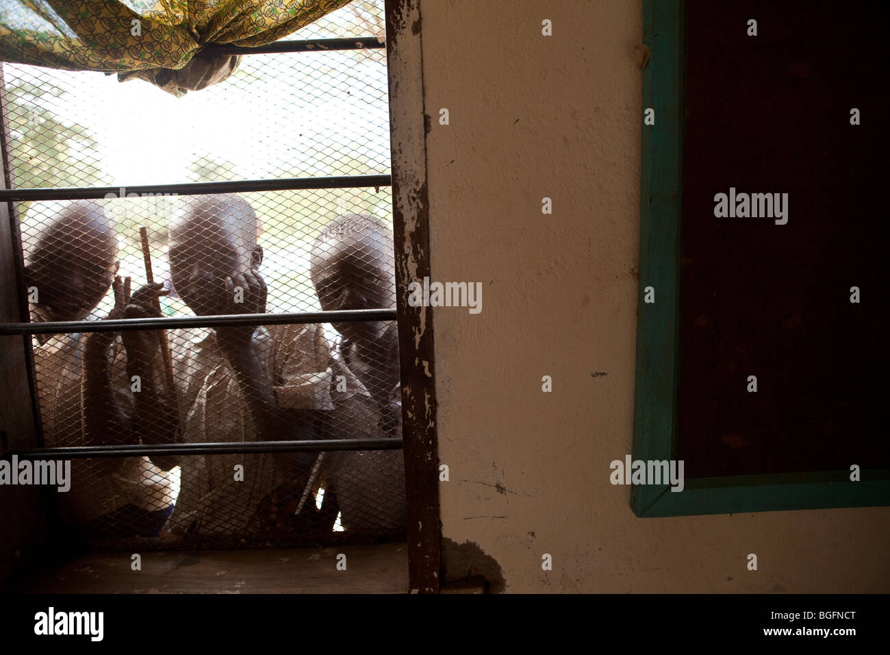 Schuljungen schauen durch die Fenster einer medizinischen Krankenstation in Tansania: Manyara Region, Simanjiro Bezirk Kilombero Dorf. Stockfoto