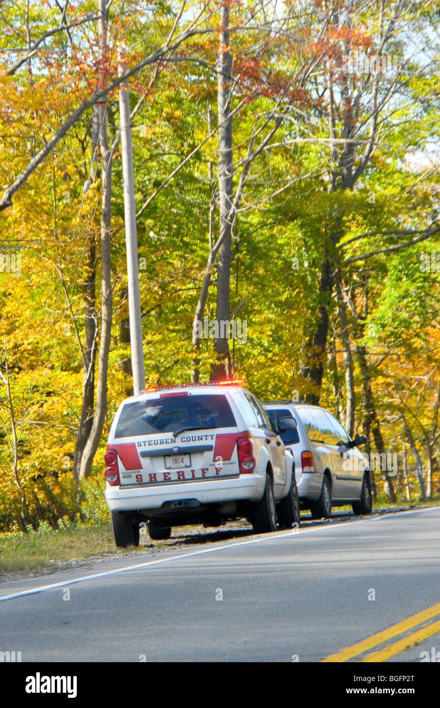 Sheriff stoppt Autofahrer auf Herbst Farbe Road New York Stockfoto