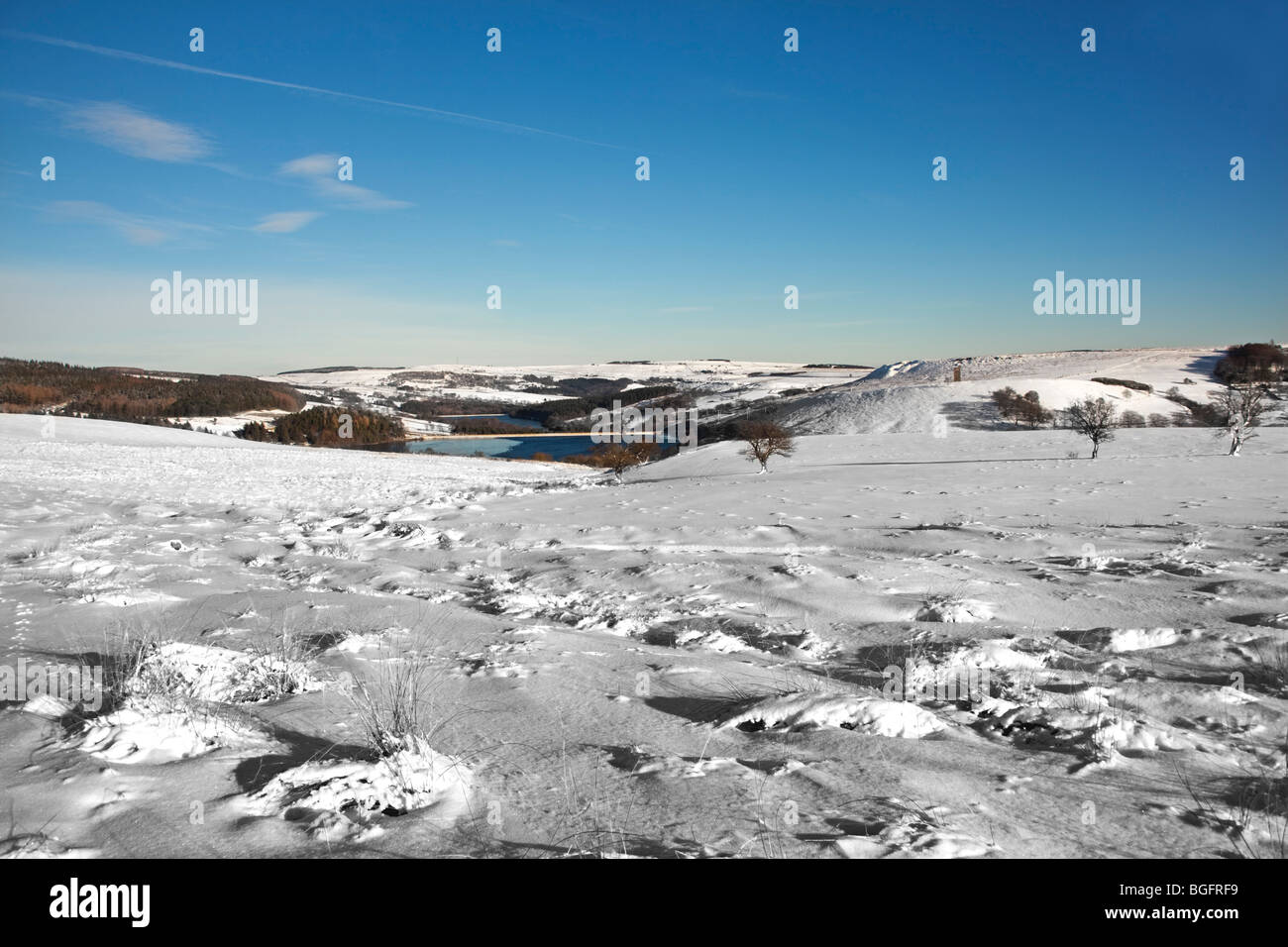 Eine Winterlandschaft mit Strines dam im Hintergrund Bradfield Sheffield, South Yorkshire England Großbritannien Stockfoto