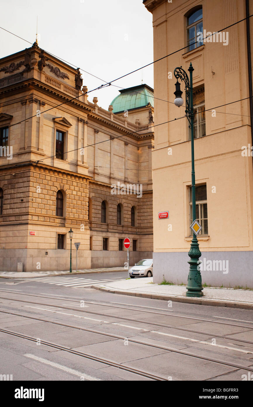 Ruhige Straßenecke mit klassischer Architektur und Straßenbahnschienen. Stockfoto