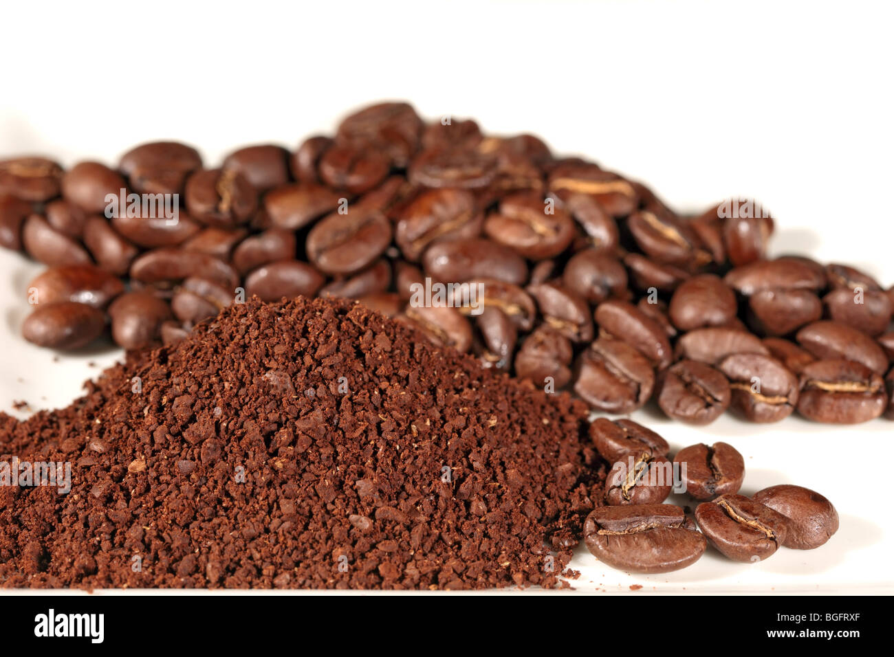 Frisch gerösteten Kaffeebohnen bereit zum Schleifen um eine Kaffee trinken Stockfoto